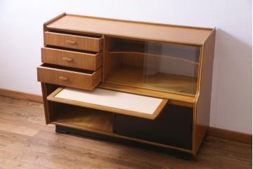 北欧家具　イギリスビンテージ　チーク材　F.D.WELTERS　スタイリッシュなサイドボード(キャビネット、収納棚)