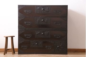 アンティーク家具　和製アンティーク　明治期　ヒノキ材　細かな透かしの図柄が目を引く佐渡箪笥(八幡箪笥、衣装箪笥、引き出し)