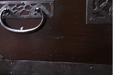 アンティーク家具　和製アンティーク　明治期　ヒノキ材　細かな透かしの図柄が目を引く佐渡箪笥(八幡箪笥、衣装箪笥、引き出し)