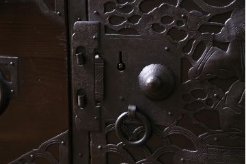 アンティーク家具　和製アンティーク　明治期　ヒノキ材　細かな透かしの図柄が目を引く佐渡箪笥(八幡箪笥、衣装箪笥、引き出し)