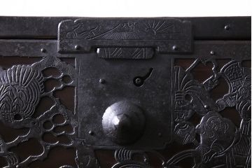 アンティーク家具　和製アンティーク　明治期　ヒノキ材　細かな透かしの図柄が目を引く佐渡箪笥(八幡箪笥、衣装箪笥、引き出し)