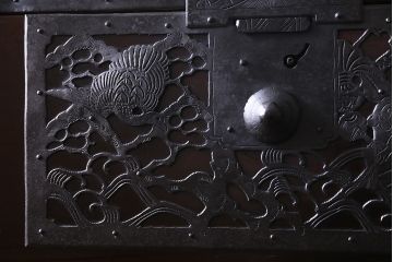 アンティーク家具　和製アンティーク　明治期　ヒノキ材　細かな透かしの図柄が目を引く佐渡箪笥(八幡箪笥、衣装箪笥、引き出し)
