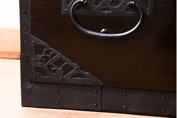 アンティーク家具　和製アンティーク　明治期　ヒノキ材　細かな透かしの図柄が目を引く佐渡箪笥(八幡箪笥、衣装箪笥、引き出し)