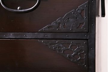 アンティーク家具　和製アンティーク　明治期　ヒノキ材　細かな透かしの図柄が目を引く佐渡箪笥(八幡箪笥、衣装箪笥、引き出し)