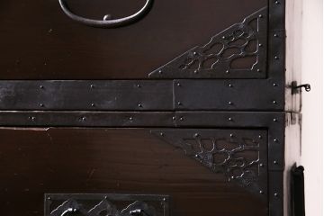 アンティーク家具　和製アンティーク　明治期　ヒノキ材　細かな透かしの図柄が目を引く佐渡箪笥(八幡箪笥、衣装箪笥、引き出し)