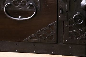 アンティーク家具　和製アンティーク　明治期　ヒノキ材　細かな透かしの図柄が目を引く佐渡箪笥(八幡箪笥、衣装箪笥、引き出し)