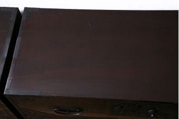 アンティーク家具　和製アンティーク　明治期　ヒノキ材　細かな透かしの図柄が目を引く佐渡箪笥(八幡箪笥、衣装箪笥、引き出し)