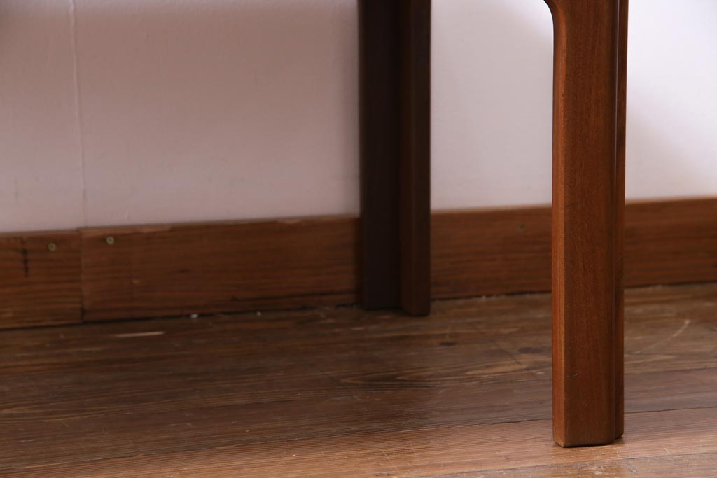 ヴィンテージ家具　北欧ビンテージ　G-PLAN(ジープラン)　チーク材　タイルトップのサイドテーブル(センターテーブル、コーヒーテーブル)