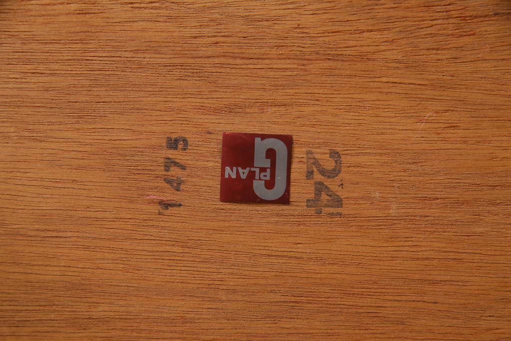 ヴィンテージ家具　北欧ビンテージ　G-PLAN(ジープラン)　チーク材　タイルトップのサイドテーブル(センターテーブル、コーヒーテーブル)