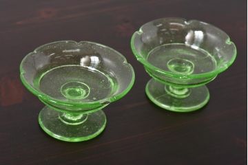 アンティーク雑貨　和製アンティーク　プレスガラス　ウランガラスのレトロな氷コップ2個セット
