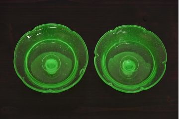 アンティーク雑貨　和製アンティーク　プレスガラス　ウランガラスのレトロな氷コップ2個セット