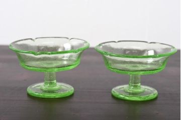 アンティーク雑貨　和製アンティーク　プレスガラス　ウランガラスのレトロな氷コップ2個セット(1)