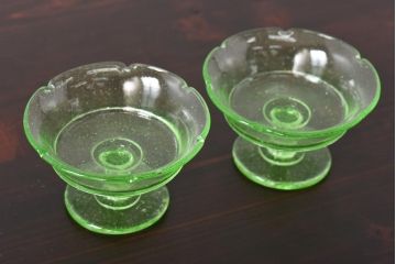 アンティーク雑貨　和製アンティーク　プレスガラス　ウランガラスのレトロな氷コップ2個セット(1)