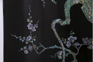 中古　民芸家具　花鳥図　孔雀　表現力の高さが窺える螺鈿細工の衝立(つい立て)(定価約65万円)