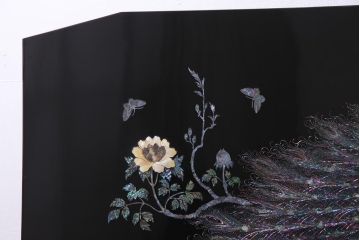 中古　民芸家具　花鳥図　孔雀　表現力の高さが窺える螺鈿細工の衝立(つい立て)(定価約65万円)