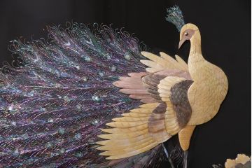 中古　民芸家具　花鳥図　孔雀　表現力の高さが窺える螺鈿細工の衝立(つい立て)(定価約65万円)
