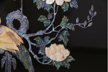 中古　民芸家具　花鳥図　孔雀　表現力の高さが窺える螺鈿細工の衝立(つい立て)(定価約65万円)