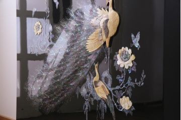 中古　民芸家具　花鳥図　孔雀　表現力の高さが窺える螺鈿細工の衝立(つい立て)(定価約65万円)