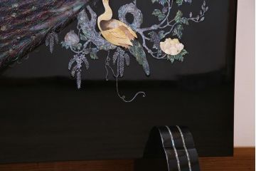 中古　民芸家具　花鳥図　孔雀　表現力の高さが窺える螺鈿細工の衝立(つい立て)(定価約65万円)