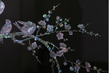 中古　民芸家具　花鳥図　孔雀　表現力の高さが窺える螺鈿細工の衝立(つい立て)(定価約65万円)