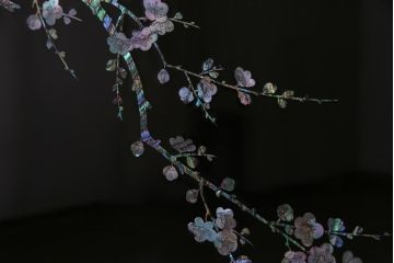 中古　民芸家具　花鳥図　孔雀　表現力の高さが窺える螺鈿細工の衝立(つい立て)(定価約65万円)