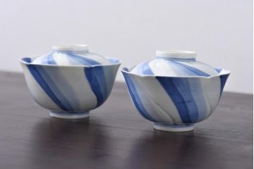 古民具・骨董　江戸期　成化年製　梅花　染付三色ねじり文蓋付茶碗2客セット(和食器)(1)