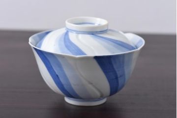 古民具・骨董　江戸期　成化年製　梅花　染付三色ねじり文蓋付茶碗2客セット(和食器)(1)