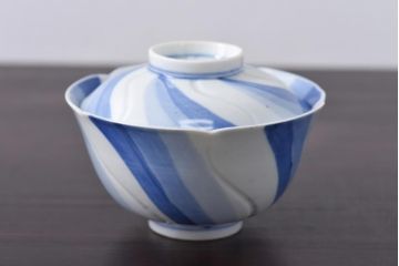 古民具・骨董　江戸期　成化年製　梅花　染付三色ねじり文蓋付茶碗2客セット(和食器)(1)