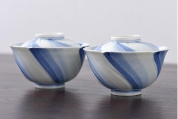古民具・骨董　江戸期　成化年製　梅花　染付三色ねじり文蓋付茶碗2客セット(和食器)(2)