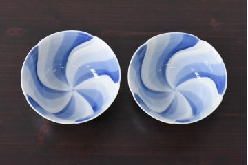 古民具・骨董　江戸期　成化年製　梅花　染付三色ねじり文蓋付茶碗2客セット(和食器)(2)