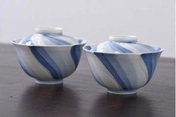 古民具・骨董　江戸期　成化年製　梅花　染付三色ねじり文蓋付茶碗2客セット(和食器)(3)