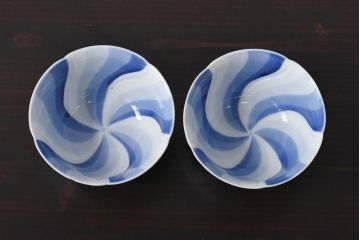 古民具・骨董　江戸期　成化年製　梅花　染付三色ねじり文蓋付茶碗2客セット(和食器)(3)