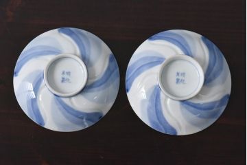 古民具・骨董　江戸期　成化年製　梅花　染付三色ねじり文蓋付茶碗2客セット(和食器)(3)
