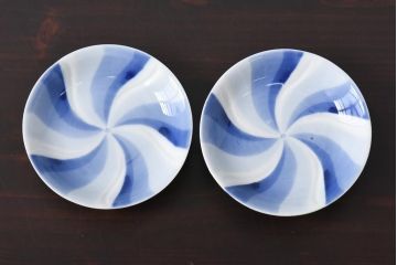 古民具・骨董　江戸期　成化年製　梅花　染付三色ねじり文蓋付茶碗2客セット(和食器)(3)