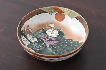 和製アンティーク　九谷焼　色絵　孔雀と牡丹の図　緻密な模様が目を引く鉢(和食器)(1)