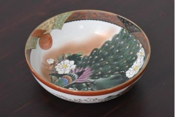 和製アンティーク　九谷焼　色絵　孔雀と牡丹の図　緻密な模様が目を引く鉢(和食器)(1)