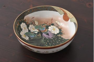 和製アンティーク　九谷焼　色絵　孔雀と牡丹の図　緻密な模様が目を引く鉢(和食器)(2)