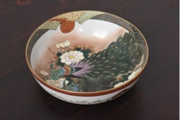和製アンティーク　九谷焼　色絵　孔雀と牡丹の図　緻密な模様が目を引く鉢(和食器)(2)