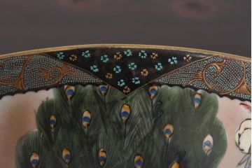 和製アンティーク　九谷焼　色絵　孔雀と牡丹の図　緻密な模様が目を引く鉢(和食器)(2)