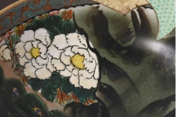 和製アンティーク　九谷焼　色絵　孔雀と牡丹の図　緻密な模様が目を引く鉢(和食器)(2)