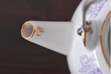 オールドメイトー(名陶硬質磁器・名古屋製陶所)　モダンなデザインが目を惹くティーポット(急須)