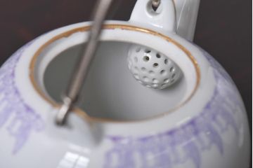 オールドメイトー(名陶硬質磁器・名古屋製陶所)　モダンなデザインが目を惹くティーポット(急須)