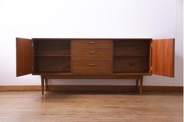 ヴィンテージ家具　イギリスビンテージ　Wrighton　シャープなシルエットが魅力のシンプルモダンなサイドボード