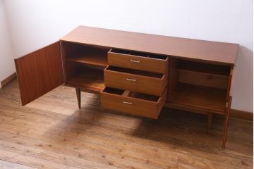ヴィンテージ家具　イギリスビンテージ　Wrighton　シャープなシルエットが魅力のシンプルモダンなサイドボード