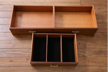 ヴィンテージ家具　イギリスビンテージ　Wrighton　シャープなシルエットが魅力のシンプルモダンなサイドボード