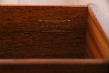 ヴィンテージ家具　イギリスビンテージ　Wrighton　シャープなシルエットが魅力のシンプルモダンなサイドボード