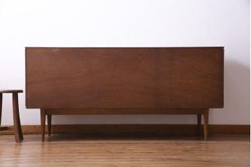 ヴィンテージ家具　イギリスビンテージ　Wrighton　シャープなシルエットが魅力のシンプルモダンなサイドボード