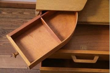 ヴィンテージ家具　北欧ビンテージ　G-PLAN(ジープラン)　Brandon(ブランドン)　オーク材　個性的な引手のドレッサー(化粧台、チェスト、鏡台、引き出し)(R-034763)