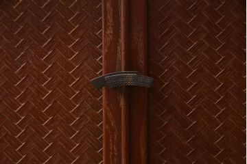 中古　指物工芸家具　桑網代　衣装盆付き　桑材製の飾棚(衣服棚)(定価約49万円)