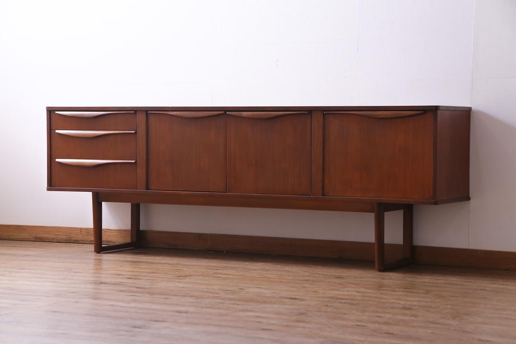 北欧家具　チーク材　Stonehill(ストーンヒル)　取っ手がおしゃれなリビングボード(サイドボード)